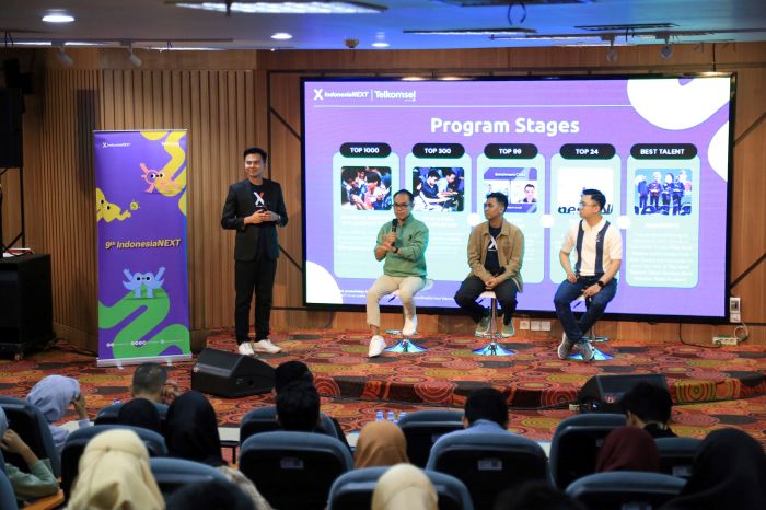 PAPARAN: Salah satu pembicara saat paparan materi mengenai tahapan yang akan dilalui oleh peserta IndonesiaNEXT ke-9.