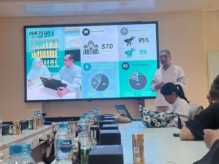 BERBAGI: Head of Human Resources PT Nestle Indonesia Heru Tjahjono memaparkan sejumlah kegiatan yang salah satunya berkaitan dengan kesehatan masyarakat di sekitar pabrik Kejayan, Pasuruan