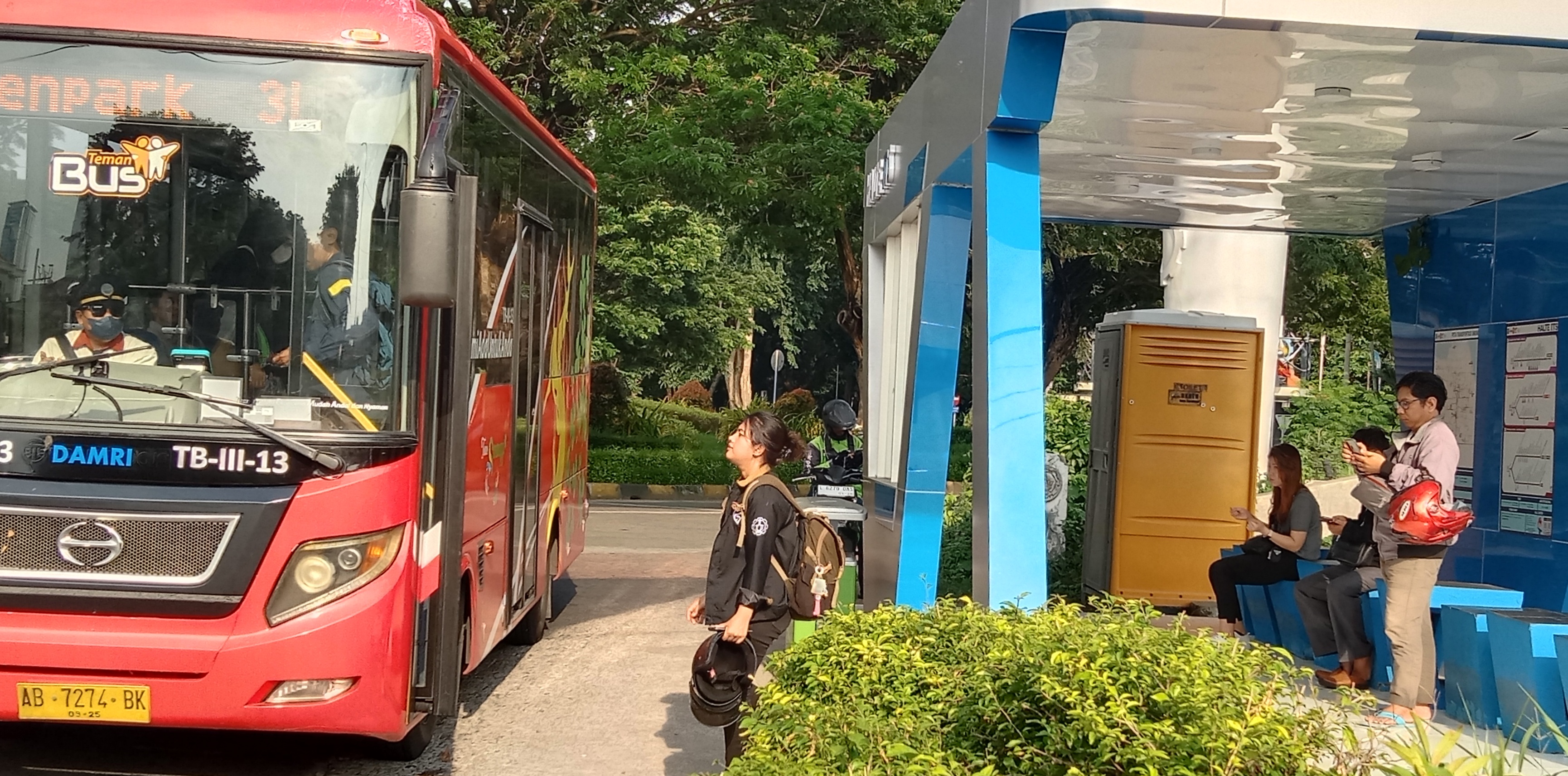 BELUM TERINTEGRASI: Penumpang BTS Trans Semanggi Suroboyo saat hendak naik dari halte ITS Surabaya, Minggu (16/2/2025).
