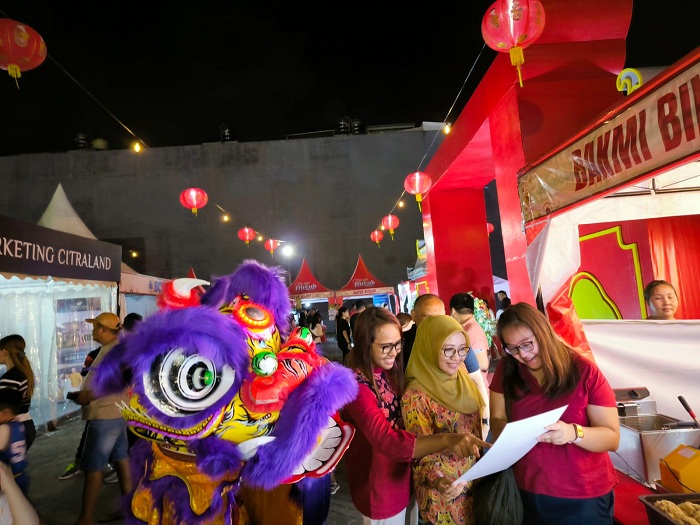 MERIAH: Maria Nancy Rosalina (kanan) saat meninjau salah satu stand UMKM di acara Festival Cap Go Meh di Citraland Square.