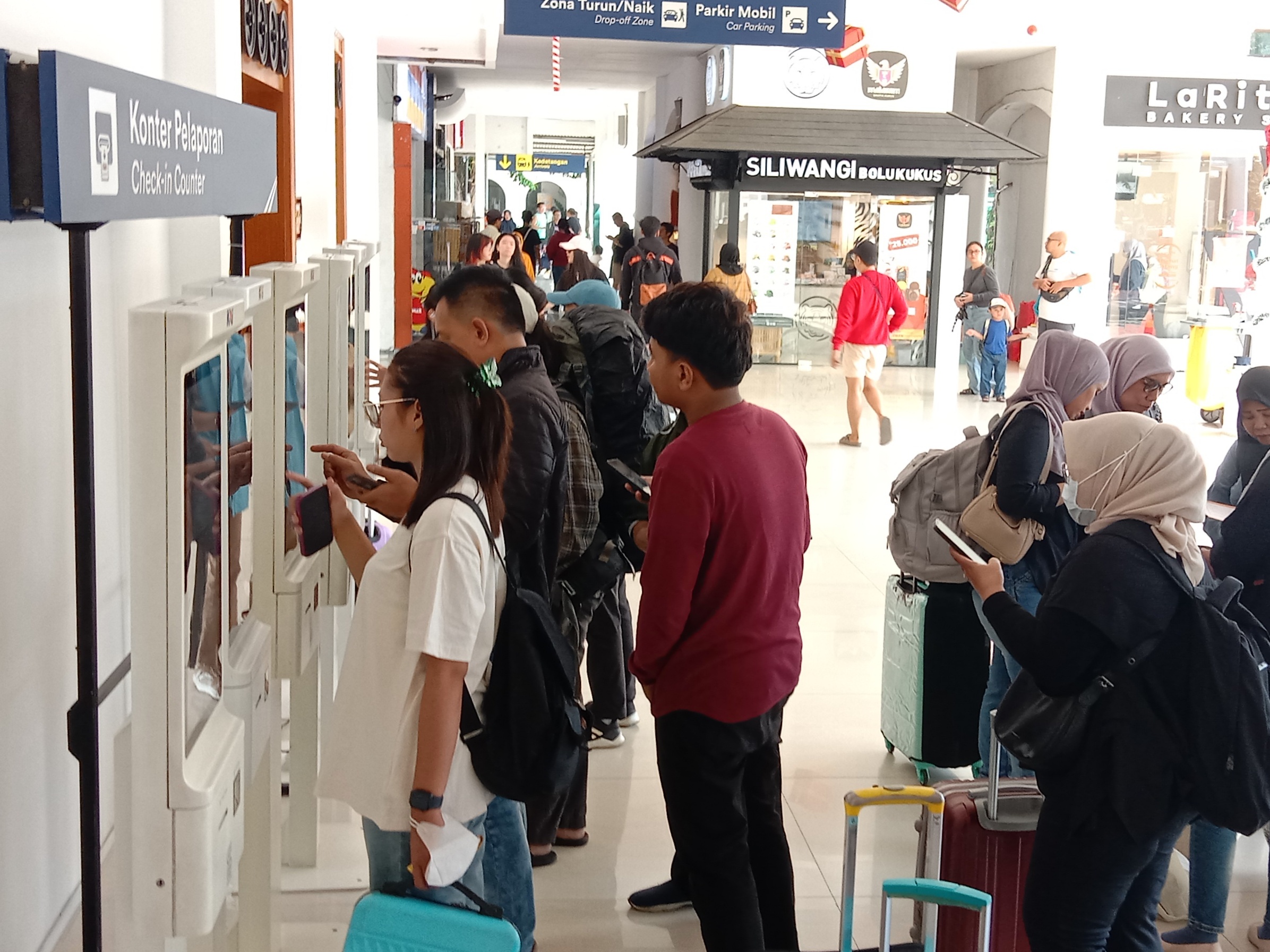 CHECK IN: Penumpang di Stasiun Surabaya Gubeng diprediiksi akan mengalami peningkatan saat mudik lebaran.