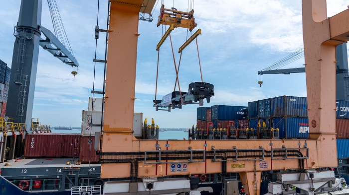 TANPA PETIKEMAS: Proses ekspor dua locomotive platform produksi Inka ke Australia pada 12 Februari 2025.