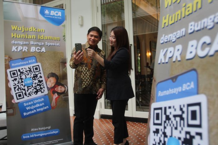 BUNGA SPESIAL: Handy Weriko dan Meliani Tjondro jelaskan, selama gelaran BCA Expoversary di Ciputra World Surabaya, BCA akan memberikan bunga special untuk konsumen yang mengajukan KPR.