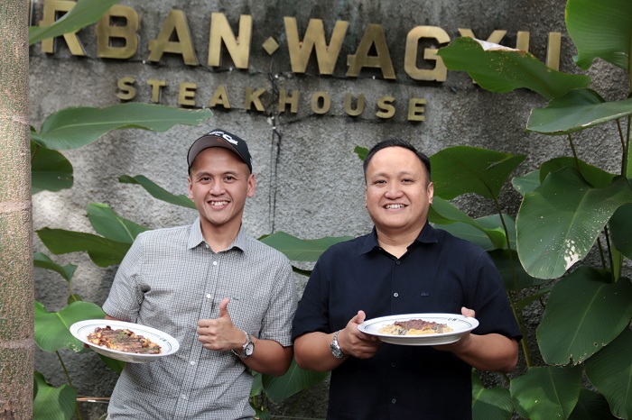 KOMPAK: Ditra Ramadan (kiri) dan Arga Pratama Putra, kakak-adik yang sukses membawa Urban Wagyu menjadi destinasi kuliner favorit di Surabaya.