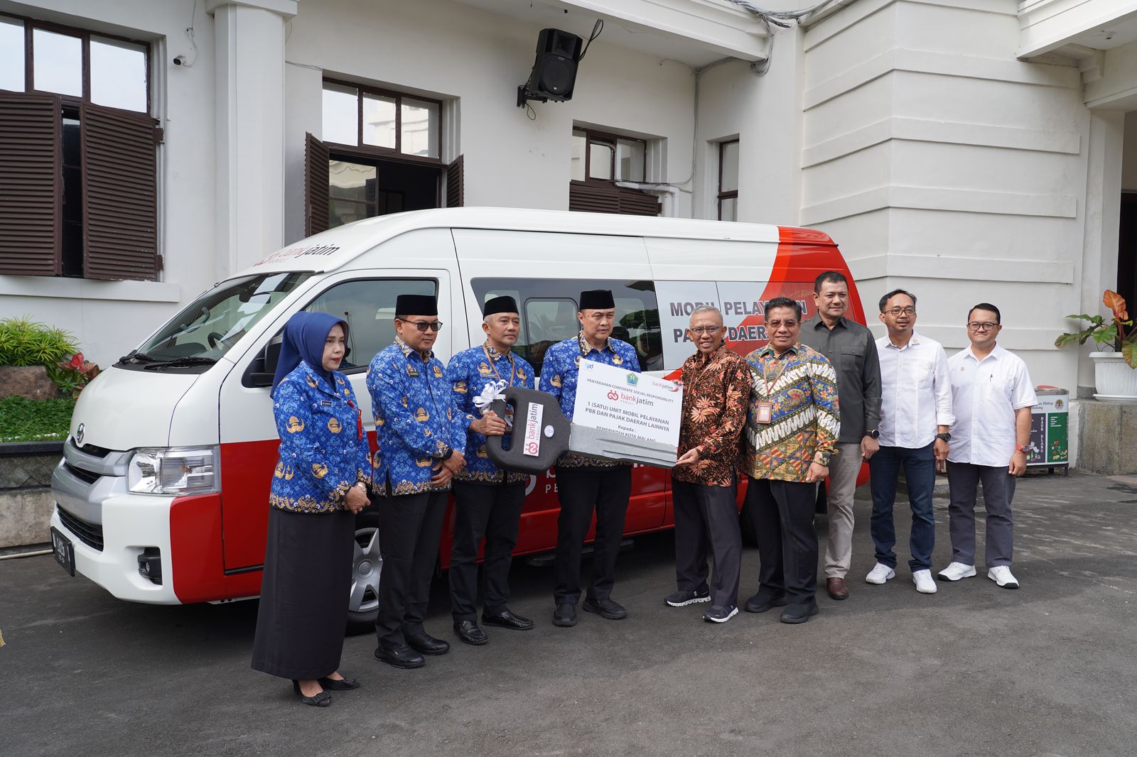 BERBAGI: Penyerahan satu unit mobil pelayanan pembayaran PBB dari Bank Jatim untuk Pemkot Malang, Senin (17/2/2025).