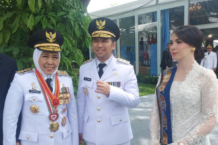 BAHAGIA: Khofifah Indar Parawansa, Emil Elestianto Dardak, dan Arumi Bachsin di sela pelantikan kepala daerah secara serentak di Istana Negara Jakarta, Kamis (10/2/2025).