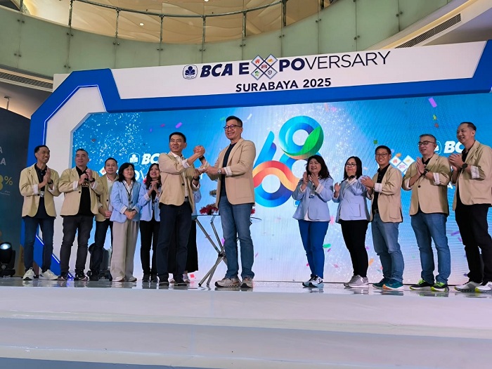 KEJAR NEW BOOKING: Haryanto T Budiman (enam dari kanan) dan Hendrik Sia (tuju dari kiri) bersama pimpinan BCA lainnya di pembukaan BCA Expoversary 2025 di Ciputra World Surabaya.