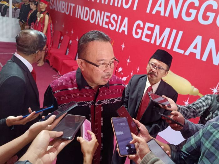 DOORSTOP: Akademisi dan praktisi bisnis, Prof. Rhenald Kasali, PhD, saat ditanya wartawan usai menghadiri prosesi wisudawan Universitas 17 Agustus 1945 (Untag) Surabaya, Sabtu (22/2/2025).