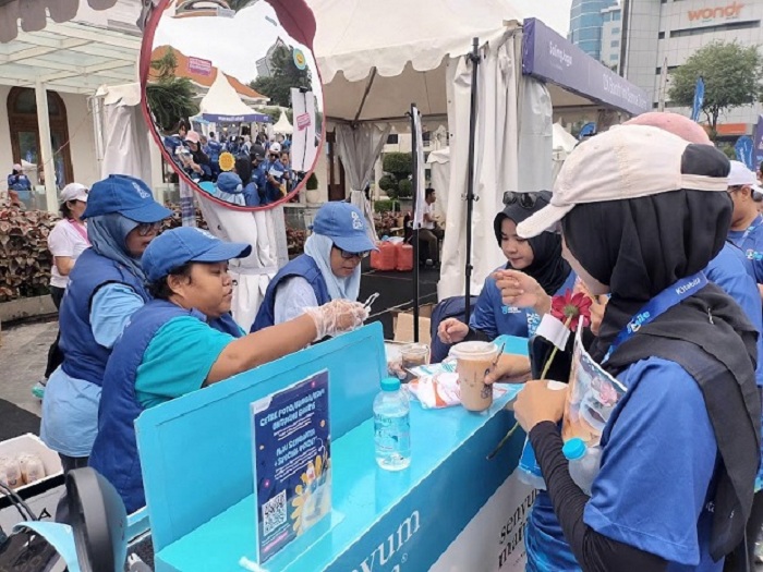TERIMA KASIH: Tiga ibu tunggal Surabaya yang mendapat bantuan Rp 100 juta dari program charity Run to Smile yang dihelat di Alun-Alun Surabaya, Minggu (23/2).