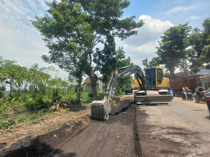 DIPERBAIKI: Kerusakan jalan Provinsi di daerah Puger, Kabupaten Jember, yang ramai dikeluhkan masyarakat mulai dikerjakan perbaikannya.