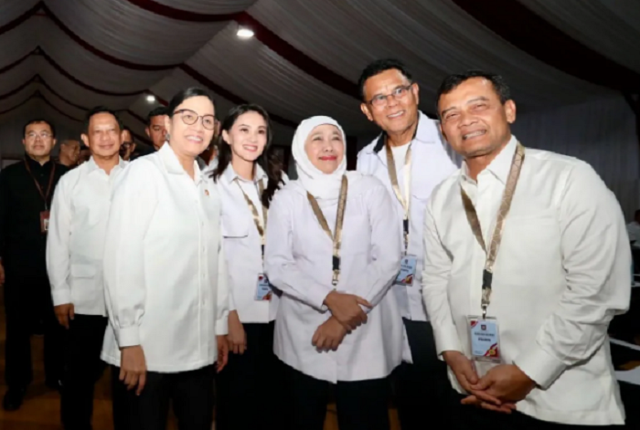 BERSAMA: Gubernur Jatim Khofifah Indar Parawansa (tengah)  bersama Menkeu Sri Mulyani (kiri) saat mengikuti retret di Akmil Magelang sejak tanggal 21 Februari 2025.