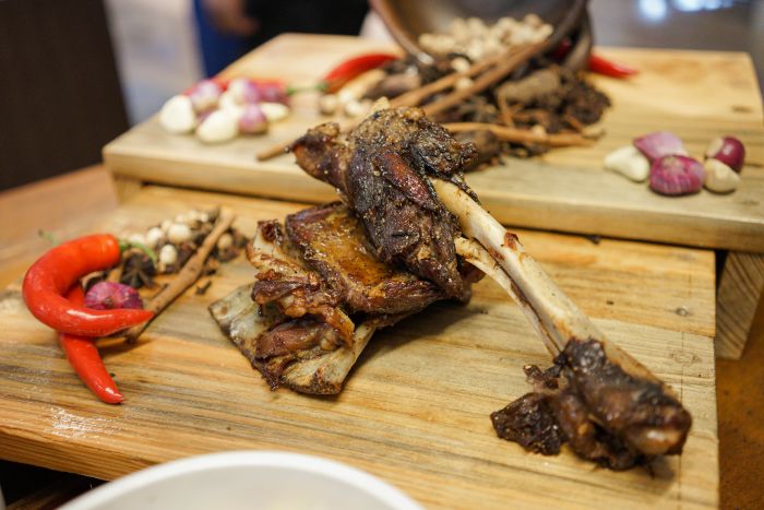 SEDAP: Daging kambing dibumbuhi perpaduan cita rasa timur tengah dengan ikan bakar khas nusantara.