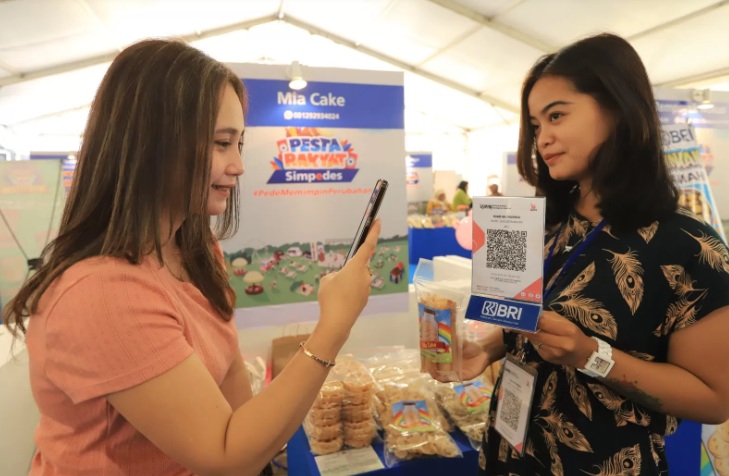 BAYAR: Konsumen melakukan scan barcode untuk pembayaran menggunakan Qris di salah satu perchant.