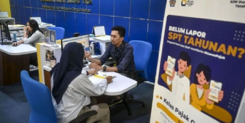 ANTRE: Petugas melayani wajib pajak di Kantor Pelayanan Pajak Pratama Jakarta Tanah Abang Tiga, Jakarta.
