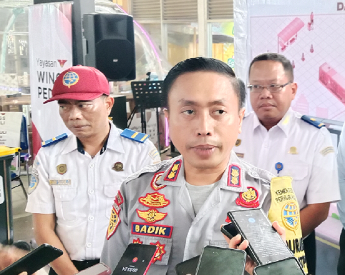 DOORSTOP: Kepala Pengawas Satuan Pelayanan Terminal Purabaya Ahmad Badik memberikan pernyataan.
