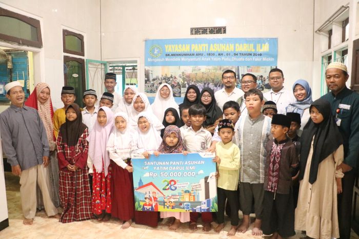 BAHAGIA: Penyerahan bantuan ke Panti Asuhan Darul Ilmi oleh Pertamina Patra Niaga Regional Jatimbalinus dalam rangka memperingati HUT ke-28 serta menyambut datangnya bulan Ramadan.