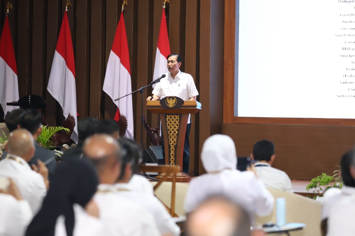AKTIF: Ketua DEN Luhut Binsar Pandjaitan berbicara di depan kepala daerah yang mengikuti retret di Akmil Magelang, Rabu (26/2/2025).