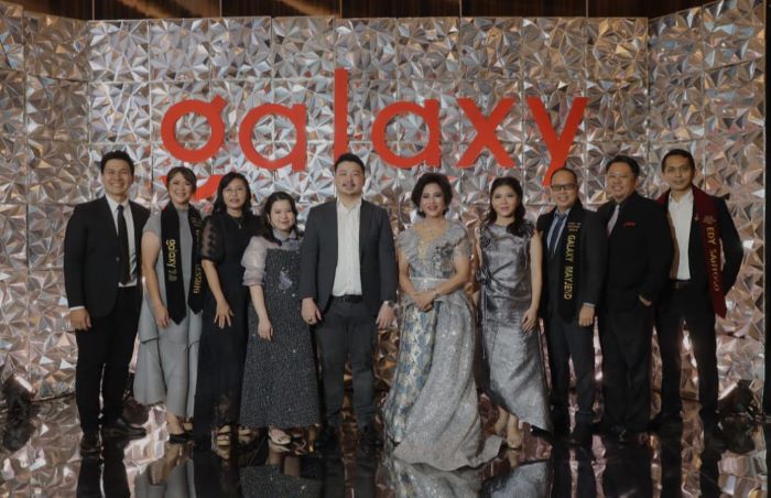 EKSPANSIF : Kennard Nugraha, CEO Galaxy Property (lima dari kiri), Fenny Gunawan,Founder Galaxy Property (lima dari kanan) dan Veronica Sutantio, Chief Financial Officer Galaxy Property.