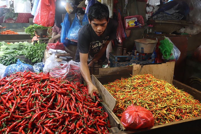 BELANJA: Harga cabai merah maupun rawit di sejumlah daerah di Jawa Timur mengalami kenaikan karena distributor libur sehingga stok terbatas.