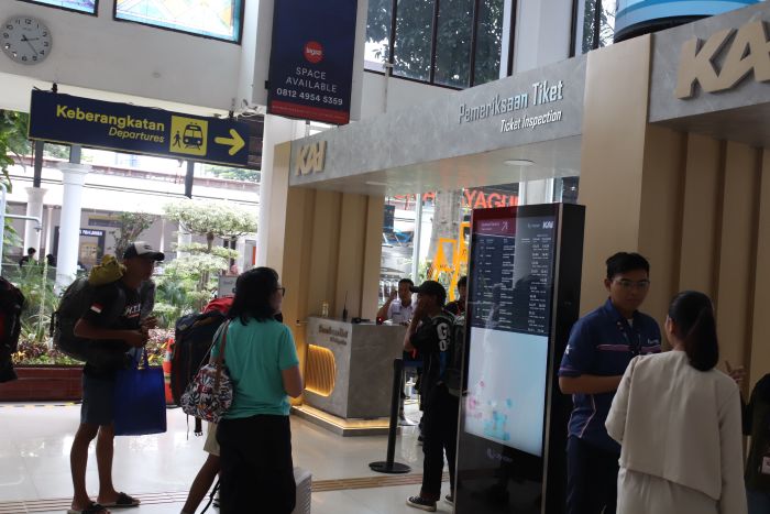 SIBUK: Sebanyak 307.244 tiket KA dipesan untuk keberangkatan dan kedatangan mudik Lebaran di Stasiun Wilayah Daop 8 Surabaya.