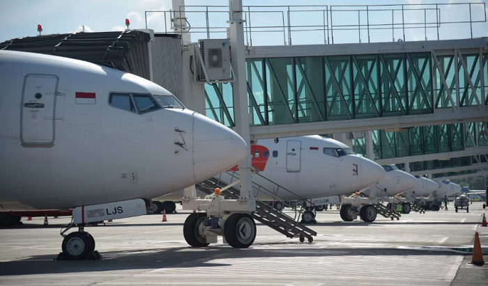 KOORDINASI: Sejumlah pesawat terbang antre di Bandar udara untuk menunggu giliran take off.