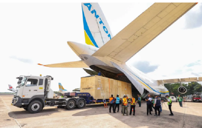 KOMPONEN: Proses unloading komponen Smelter PTFI dari pesawat Antonov yang landing di Bandara Juanda Surabaya, Minggu (2/3/2025).