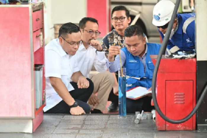 AKSI: Dirut Pertamina Simon Aloysius M (kiri) dan Pth Dirut PT Pertamina Patra Niaga Mars Ega LP (kedua kiri) melakukan inspeksi mendadak (sidak) di salah satu SPBU di Jakarta, Rabu (5/3/2025).