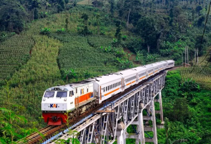 ULAR BESI: KAI Services kembali membuka lowongan kerja untuk masa Angkutan Lebaran 2025, kali ini posisinya Daily Worker Cuci Kereta.