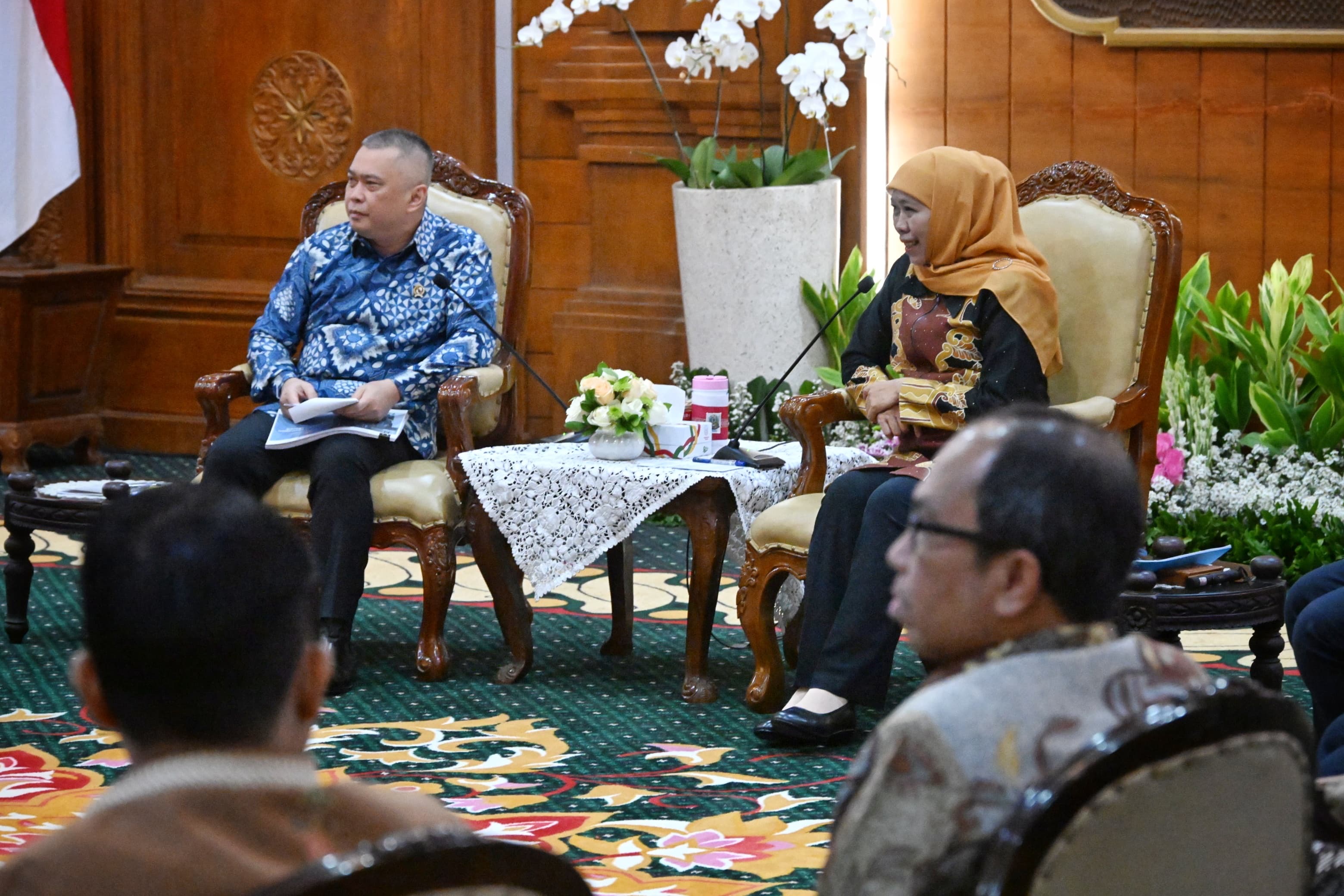 KOORDINASI: Menhub Dudy Purwagandhi membahas Angkutan Lebaran 2025 dengan Gubernur Jatim Khofifah Indar Parawansa dan jajaran di Gedung Negara Grahadi Surabaya, Jumat (7/3/2025).