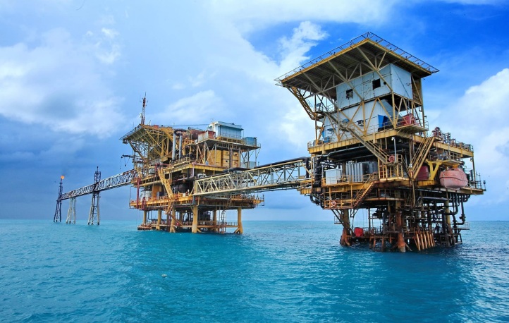 LEPAS PANTAI: PHE mencatat produksi minyak 553,67 ribu barel per hari pada Januari 2025. Strategi eksplorasi dan efisiensi terus diperkuat untuk ketahanan energi nasional.