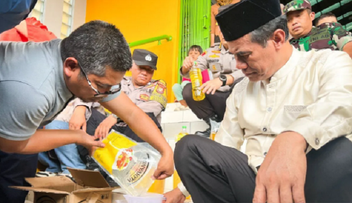 FAKTA: Mentan Andi Amran Sulaiman menyaksikan jajarannya melakukan penakaran MinyaKita saat melakukan sidak di Pasar Lenteng Agung, Jakarta Selatan, Sabtu (8/3/2025).