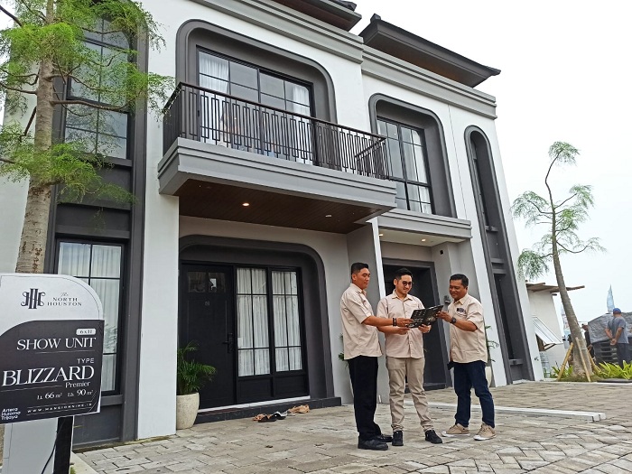 SEGMEN PREMIUM: Dari kanan: Candra, Senjaya Gunawan dan Hasyim Danang menjelaskan tipe BlizArd Premiere dan Moonstone di cluster North Houston Mansion Nine merupakan hunian premium di Surabaya Barat.