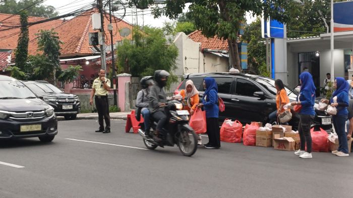 BERBAGI: BRI Branch Office Kusuma Bangsa Surabaya mengadakan kegiatan bagi-bagi takjil di depan kantor, Jumat (7/3/2025).