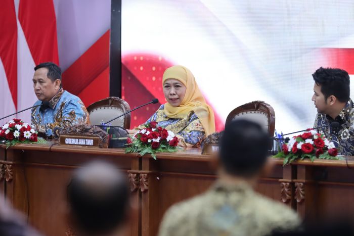 KOORDINASI: Sekretaris Kementerian Koperasi Ahmad Zabadi (kiri) bersama Gubernur Jatim Khofifah Indar Parawansa dan Wagub Emil Elestianto Dardak di acara Rapat Koordinasi Penguatan Ekonomi Desa Jawa