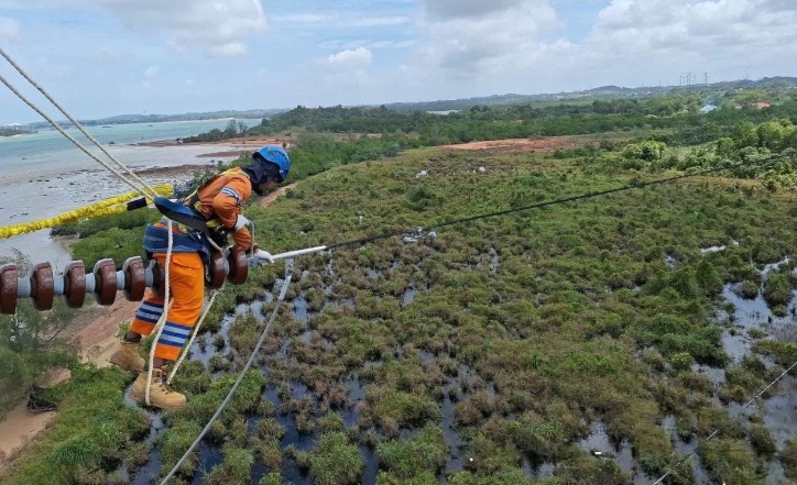 ILUSTRASI: Pemeliharaan jaringan transmisi Saluran Udara Tegangan Tinggi (SUTT) 150 kiloVolt (KV) untuk memastikan pasokan listrik tetap andal.