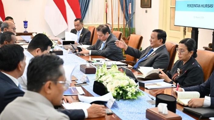 KHUSUS: Presiden Prabowo Subianto memimpin rapat terbatas di Istana Merdeka, Jakarta, Senin (10/3/2025) malam.