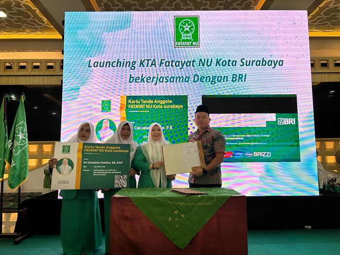 ISTIMEWA: BRI BO Pahlawan secara simbolis menyerahkan Kartu Tanda Anggota (KTA) PC Fatayat NU Surabaya yang bisa difungsikan sebagai kartu ATM dan debit.  &nbsp;
