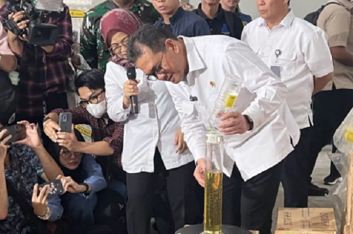 TEGAS: Mendag Budi Santoso melakukan uji takaran dalam ekspose temuan pabrik MinyaKita di Karawang, Jawa Barat, Kamis (13/3/2025).