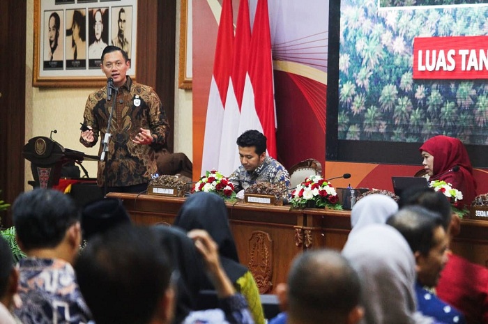 PRESENTASI: Menko Bidang Infrastruktur dan Pembangunan Kewilayahan Agus Hari Yudhoyono saat berbicara di rapat koordinasi ketahanan pangan di Gedung Negara Grahadi, Surabaya, Jumat (14/3/2025).