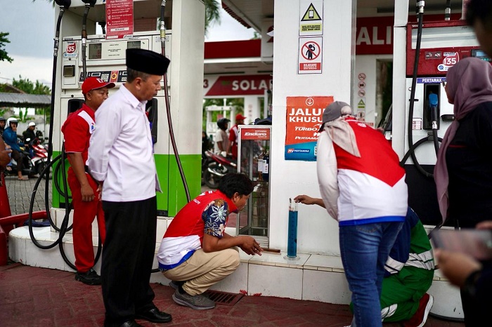UJI: Pertamina Patra Niaga Jatimbalinus bersama jajaran stakeholder Pemkab Banyuwangi, memastikan BBM sesuai spesifikasi melalui pengambilan sampel BBM di SPBU 5468403, Jumat (14/3/2025).