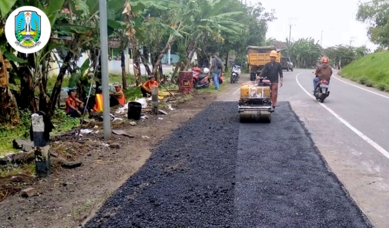 ILUSTRASI: Penambalan jalan berlubang menjadi sangat penting untuk mencagah kemungkinan terjadinya kecelakaan.