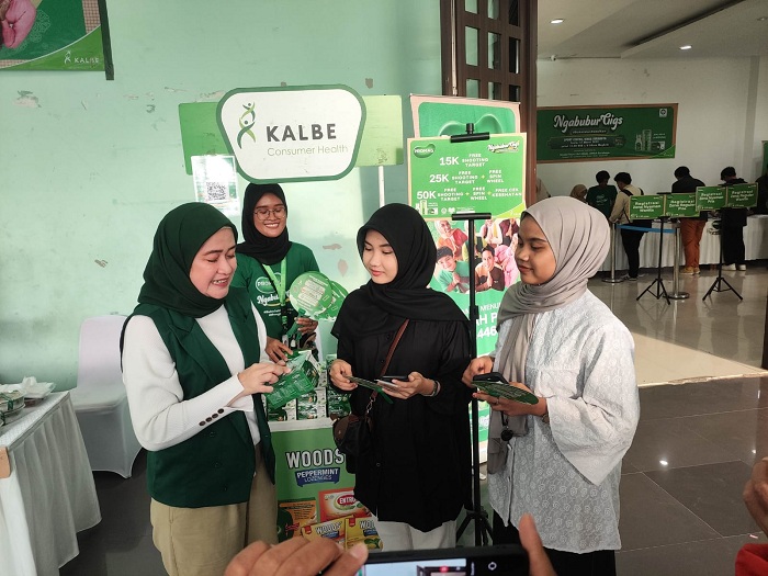 BERBAGI: Program Buka Jalan Kebaikan dengan berbagi menu takjil ramah lambung kepada mahasiswa UINSA, Senin (17/3/2025).