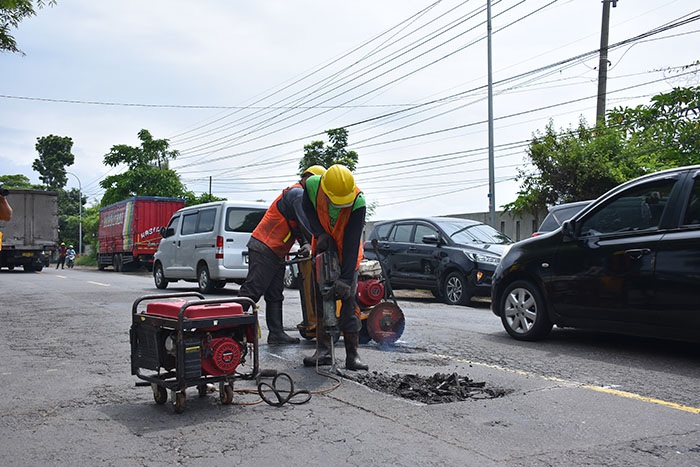 PERAWATAN: Proses perbaikan jalan nasional yang ada di wilayah Jatim oleh BBPJN Jatim - Bali.