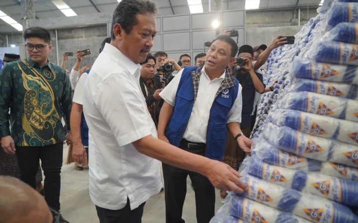 SWASEMBADA PANGAN: Menteri KKP Sakti Wahyu Trenggono bersama Bupati Ponorogo Sugiri Sancoko meninjau gudang PT Garam di Kota Reog.