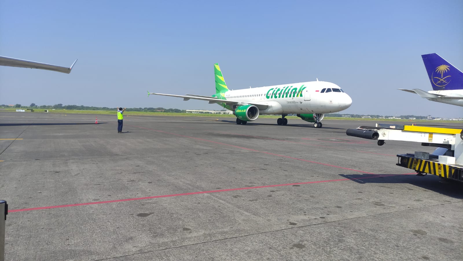 RAMAI: Calon penumpang pesawat sedang berada di Bandara Juanda.