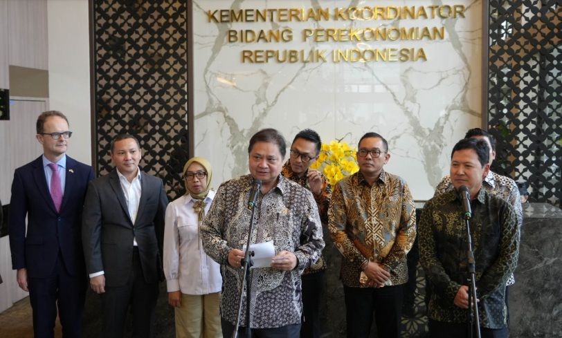 SEPAKAT: Airlangga Hartarto memberikan keterangan pers usai rapat rapat koordinasi pemerintah dan para mitra internasional membahas strategi percepatan implementasi JETP, Senin (24/3/2025).