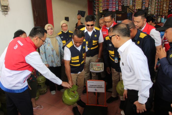 DITIMBANG: Bahlil Lahadalia memastikan LPG 3 kg ditimbang dulu, saat mengunjungi distributor gas melon di Surabaya, Selasa (25/3/2025).