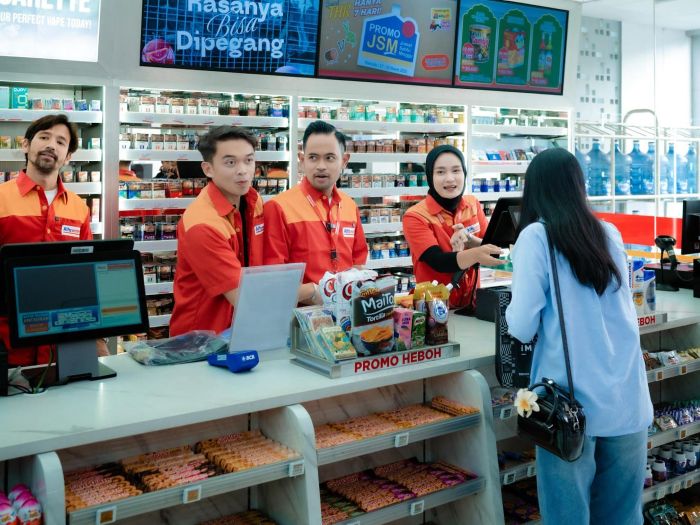 BARU: Gilang Widya Pramana (dua dari kiri) mendadak menjadi kasir minimarket dalam rangka memperluas jaringan distribusi MS Glow for Men.