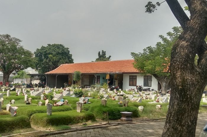 PERISTIRAHATAN TERAKHIR: Lahan makam Tempat Pemakaman Umum (TPU) Babat Jerawat di Surabaya.