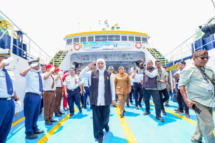 PULANG KAMPUNG: Gubernur Khofifah berangkatkan kapal mudik gratis ke Pulau Raas Sumenep lewat Pelabuhan Jangkar Situbondo, Senin (24/3/2025).